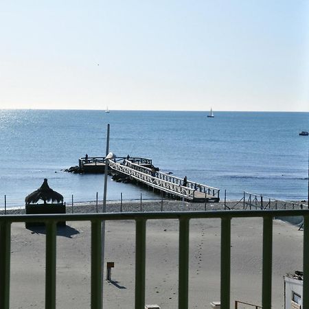 Litus Roma Hostel Lido di Ostia Exterior foto The pier at the end of the promenade