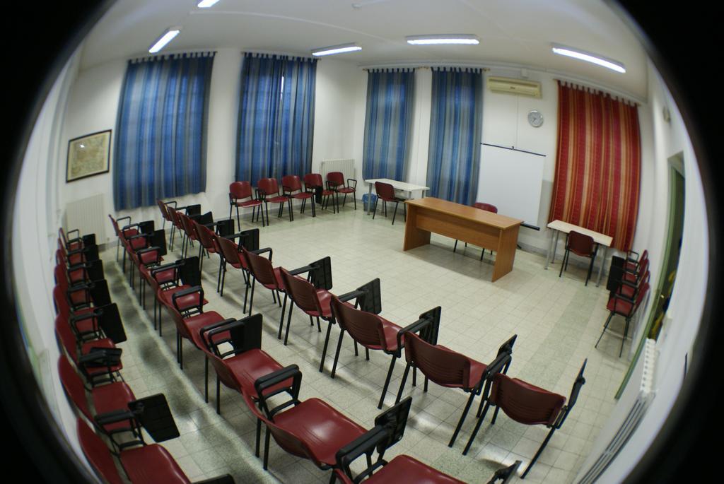 Litus Roma Hostel Lido di Ostia Exterior foto A classroom at the university