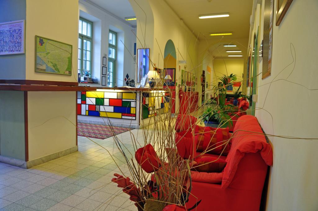 Litus Roma Hostel Lido di Ostia Exterior foto The library