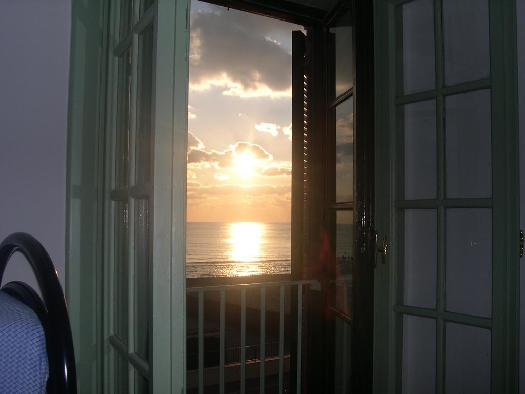 Litus Roma Hostel Lido di Ostia Exterior foto Sunset from the lighthouse