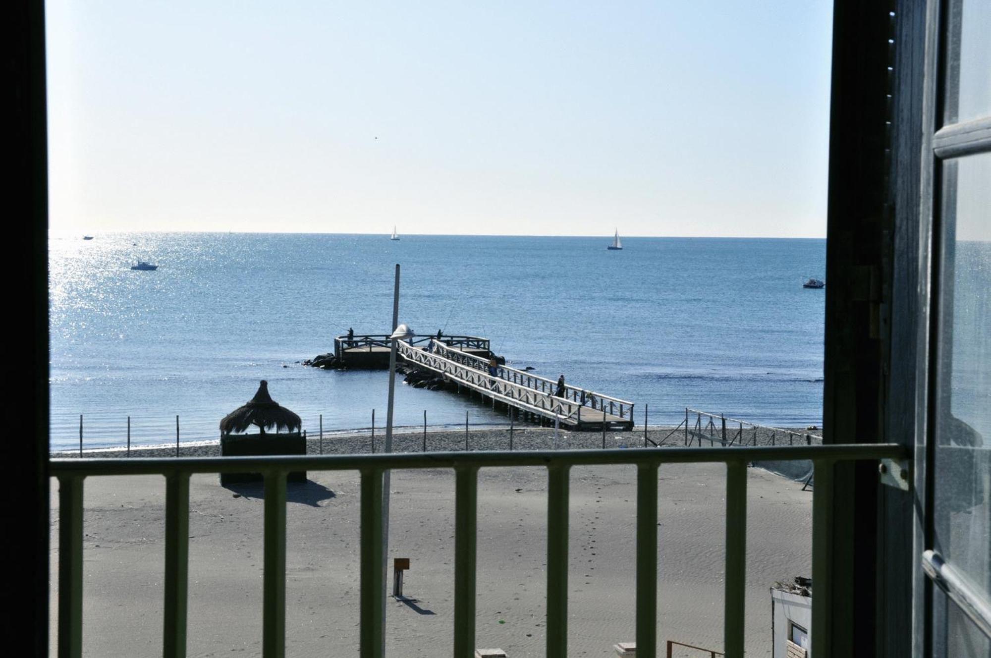 Litus Roma Hostel Lido di Ostia Exterior foto The pier at the end of the promenade