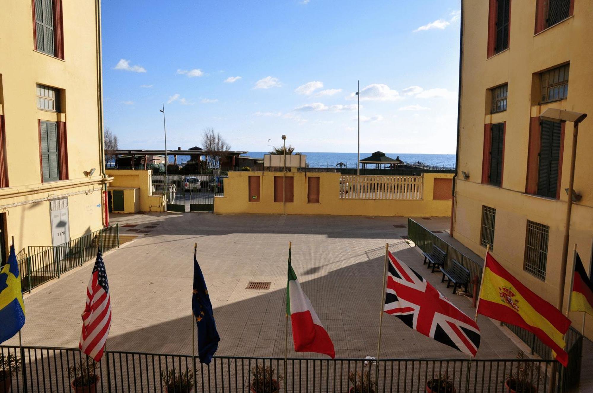 Litus Roma Hostel Lido di Ostia Exterior foto The courtyard of the International School of Rome