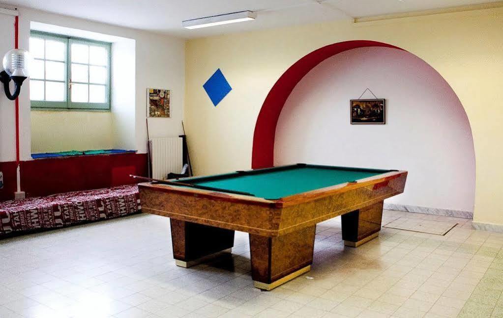 Litus Roma Hostel Lido di Ostia Exterior foto A pool table