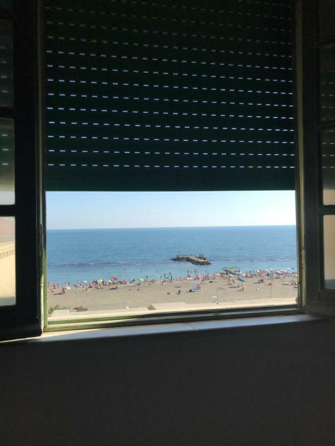 Litus Roma Hostel Lido di Ostia Exterior foto View of the beach from the hotel