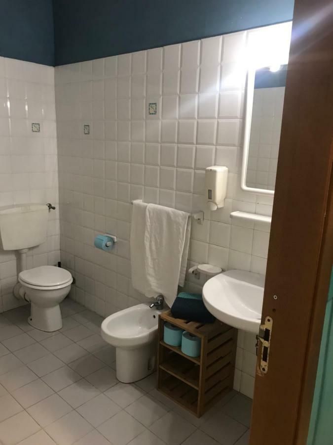 Litus Roma Hostel Lido di Ostia Exterior foto Bathroom in Italy